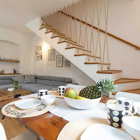 Semesterbostad Gorgeous In With Wifi Poreč