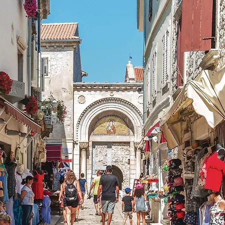 Feriehus Gorgeous In With Wifi Poreč